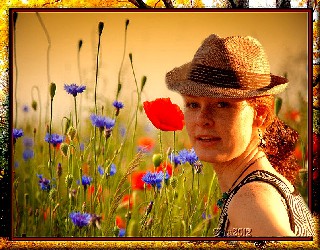 BLUMENWIESE   GIRL MIT HUT